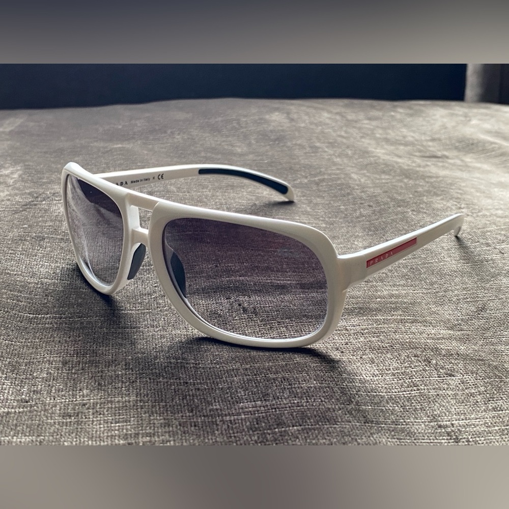 ✨PREOWNED ✨💯% AUTHENTIC PRADA SUNGLASSES
